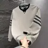 Coleção Outono 2026: Moletom masculino gola redonda com bordado contrastante, um design listrado sofisticado e minimalista, pulôver casual de manga longa