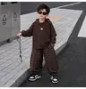 Elegante y moderno conjunto de dos piezas para niños, perfecto para la primavera y el otoño de 2026, con un diseño coreano de moda y un aspecto de dos piezas falso