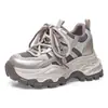 Sapatos Femininos 2026 Outono Novos Versáteis Esportivos Casuais Sola Grossa Aumento Interno de Altura Confortáveis Sapatos Pai Femininos
