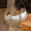 Pulseira de Prata Miao Estilo Étnico Vintage Pulseira Aberta Larga Distinta Novo Estilo Chinês Estilo Antigo Pulseira de Prata Artesanal de Guizhou para Mulheres