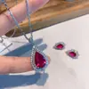 Anillo de corindón rojo de simulación Pendientes colgante collar de moda popular europea y americana Juego de pendientes de corindón rojo de imitación