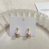 Pendientes de perlas sencillos de estilo francés retro color champán para mujer, pendientes de lujo ligeros de nicho, pendientes elegantes y delicados de alta gama.