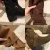 Entrega en stock de las nuevas botas largas para mujer de 2026, de 7 cm de altura, con correas cruzadas, tacones gruesos y botas de montar de tacón alto.