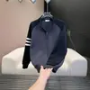 Nova moda masculina de outono, moletom versátil com blocos de cor, zíper parcial e gola alta, com toque de alta qualidade, camiseta básica confortável de manga raglan
