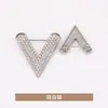 Broche metálico em V totalmente cravejado de diamantes, alfinete de lapela retrô fashion, acessório de vestuário, alfinete anti-exposição