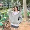 Moletom com Capuz Estilo Ins Coreano Doce para Mulheres no Outono e Inverno Forrado com Fleece para Aquecimento Versátil Costura em Cor Contrastante Jaqueta com Zíper Tendência