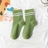Calcetines de mujer primavera y otoño calcetines de algodón para mujer hasta la pantorrilla dos rayas estilo ins simple calcetines calcetines de rayas retro para mujer al por mayor