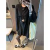 Además, la nueva camiseta de manga larga suelta y casual de estilo otoñal con bolsillos, bordes enrollados y cuello redondo, modelo MQ1752