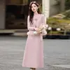 Conjunto de Roupas Femininas Estilo Chanel 2026 Primavera Novo Estilo Coreano Colete Patchwork com Penas de Avestruz Rosa com Saia Interna Conjunto de Três Peças