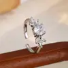 Anel aberto floral em formato de losango estilo francês, disponível em ouro e prata, anel de zircônia versátil e luxuoso, acessório moderno com uma vibe atmosférica