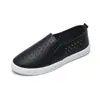 Sapatos brancos femininos de verão vazados finos sola macia couro slip-on respiráveis sapatos de trabalho para enfermeiros sapatos de camada única