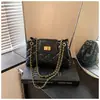Nuevo bolso de hombro con cadena de patrón de diamantes de moda transfronterizo de comercio exterior para mujer, un bolso de nicho elegante y de alta gama para el día a día que se puede llevar debajo del brazo o en la mano.
