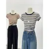 Camiseta de Manga Corta a Rayas de Color Contrastante con Cuello Redondo para Mujer, Verano 2026, Hombro Normal, Mangas Cortas Ajustadas, Diseño Chic Estilo Hong Kong, Top Básico