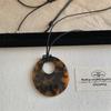 Collar de Cuerda de Cuero Wu Xin Mismo Colgante de Carey Cadena para Suéter Plegado Maillard Joyería para Vestir Otoño e Invierno Nicho de Gama Alta