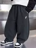 Calça de Verão e Outono para Meninos com Bordado de Letras e Foice Estilo Coreano Calça Casual Solta Estilosa para Crianças Calças de Bebê