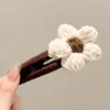 Color café con leche clip de pico de pato floral pasador grande para recogido en la nuca, accesorio de pelo de felpa nuevo de otoño e invierno 2026 para mujer