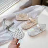 Sandalias de Verano para Niña Estilo Princesa Pedrería Trabajo Pesado Completamente Diamantadas Caladas Zapatos de Princesa Niños Medianos y Grandes Boca Baja Zapatos de Una Sola Tira Fuera