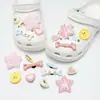Decoraciones de zueco de dibujos animados abeja linda piña accesorios DIY hebillas de zapato dijes para zapatos versátil transfronterizo en stock al por mayor