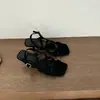 Tendência da Moda Retro Francesa Sapatos Versáteis de Salto Baixo a Médio Verão 2025 Sandálias Romanas com Recortes Cruzados Femininas