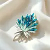 Broche elegante e sofisticado em cristal lapidado, formato de buquê de flores com espigas de trigo, um acessório moderno e versátil para mulheres, perfeito para combinar com ternos e jaquetas.