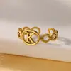 Anel Cruzado Europeu e Americano Simples com Inicial Maiúscula em Aço Titânio Banhado a Ouro 18K Vazado Dourado Vivo para Mulheres Atacado