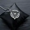 Moderna Joyería Retro Versátil Ojo de Dios Ojo Triangular Grabado en Inglés Aleación de Alta Gama Colgante para Novio