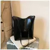 Bolsa de Axila Grande Capacidade Acessível Retro Luxuosa Feminina 2025 Nova Bolsa de Ombro Outono e Inverno Bolsa Tote de Alta Qualidade para o Dia a Dia