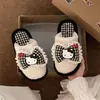 Nuevas zapatillas de algodón cerradas para mujer, cálidas para interior, de otoño e invierno, casuales y lindas, auténticas zapatillas antideslizantes Hello Kitty para maternidad