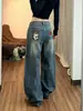 Chao Li tiene en stock jeans rectos de pierna ancha de cintura alta holgados con bordado de cimitarra de dibujos animados retro 2026 para mujer para otoño