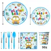La nueva vajilla y decoración para fiestas de Amazon con temática azul de regreso a clases incluye platos de papel, vasos de papel, servilletas de papel y manteles para la temporada de regreso a clases.