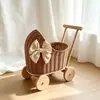Carrinho de brinquedo personalizado em formato de cesta de bebê de vime sintético, carrinho de mão para brincadeiras de faz de conta infantis, item decorativo com laço, cesta de armazenamento