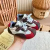 Tênis de treinamento alemão de couro para meninas, novo modelo outono 2026, sapatos casuais retrô da moda para crianças mais velhas, tênis esportivos para meninos