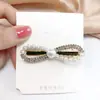 2023 Nuevo Pasador Rojo de Internet Perla Rhinestone Trébol de Cuatro Hojas Geométrico Metal Pasador Pinza de Pato Pinza Superior Pinza Lateral