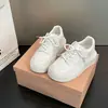 Zapatos blancos de suela gruesa para mujer, estilo nuevo para personas menudas, zapatos casuales versátiles y transpirables para otoño, patines para estudiantes que aumentan la altura y son antideslizantes