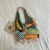 Bolso tejido de lana para mujer con diseño único y detalles de borlas, adecuado para vacaciones y uso casual, se puede usar como bolso de mano o bolso tote de hombro