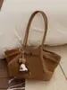 Bolsa Tote Retrô com Pregas de Ombro Único, Grande Capacidade, Novo Estilo Outono e Inverno 2025 Feminino, Bolsa para Trabalho e Deslocamento, Bolsa de Mão Feminina