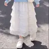 Conjunto de Duas Peças Tendência para Meninas Primavera e Outono: Camiseta Versátil Estilo Boneca com Manga Longa e Saia com Patchwork de Renda