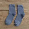 Otoño e invierno nuevos calcetines para hombre y mujer Tubo clásico para jalar Amantes Joker color sólido algodón calcetines para hombre al por mayor