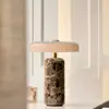 Luminária de mesa recarregável Trip Carrara dinamarquesa com carregamento USB-C, adequada para ambiente de quarto e decoração de sala de estar