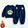 Nuevos conjuntos de ropa con temática de dibujos animados para niños y niñas, con lindas sudaderas forradas de forro polar y un conjunto de dos piezas moderno, perfectos para otoño e invierno.