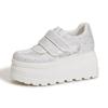 Sapatos Brancos de Sola Grossa para Mulheres 2026 Primavera e Verão Novo Estilo Sapatos Femininos que Aumentam a Altura Malha Respirável Strass Sandálias Plataforma Versáteis