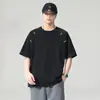 Camiseta Masculina de Manga Curta com Design Americano Desconstruído e Costura Exposta, Novo Modelo de Verão, Tecido Modal, Refrescante e Antibacteriano, Gola Redonda, Mangas de Três Quartos