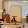 Biombo vintage de madera maciza cuidadosamente seleccionado para la sala de estar, con tejido de ratán como división para la entrada, diseñado para cubrir la puerta directamente frente a la entrada, y un nuevo estante de almacenamiento de estilo retro