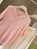 Estilo Novo de Verão 2026 Tricô com Gola Reversível Torcido de Manga Curta para Mulheres, Fashion, Simples, Casual, Estilo Suave, Top Emagrecedor e Versátil