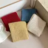 JM ofrece venta al por mayor de fábrica de bufandas de punto a rayas para mujer, perfectas para el invierno. Estas bufandas de estilo coreano son versátiles, están hechas de una mezcla de lana coreana y son gruesas para mayor calidez.