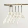 Loja de Roupas com Logo Personalizado Especial para Homens e Mulheres Plástico Acrílico Branco Puro Cabide Antiderrapante Suporte para Roupas Infantis Cabide para Calças