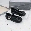 Nuevos zapatos para niñas mayores, colección primavera 2026, zapatos bajos de cuero estilo coreano en color plateado para niñas, zapatos de actuación y baile para niños