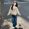 Conjunto de suéter para meninas, nova coleção outono 2026, apresentando um suéter de tricô com urso de desenho animado e calça jeans de perna larga, um conjunto de duas peças em um estilo coreano moderno
