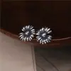 Pendientes de Plata de Ley GD Quan Zhilong con Margarita Pendientes para Hombre Tendencia Japoneses y Coreanos Plata Tailandesa S925 Vintage Pequeña Margarita Joyería para Oreja Mujeres