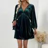 Vestido Elegante Retrô Novo Outono 2026 para Mulheres com Mangas Longas Sino, Vestido de Veludo Liso com Decote V Profundo